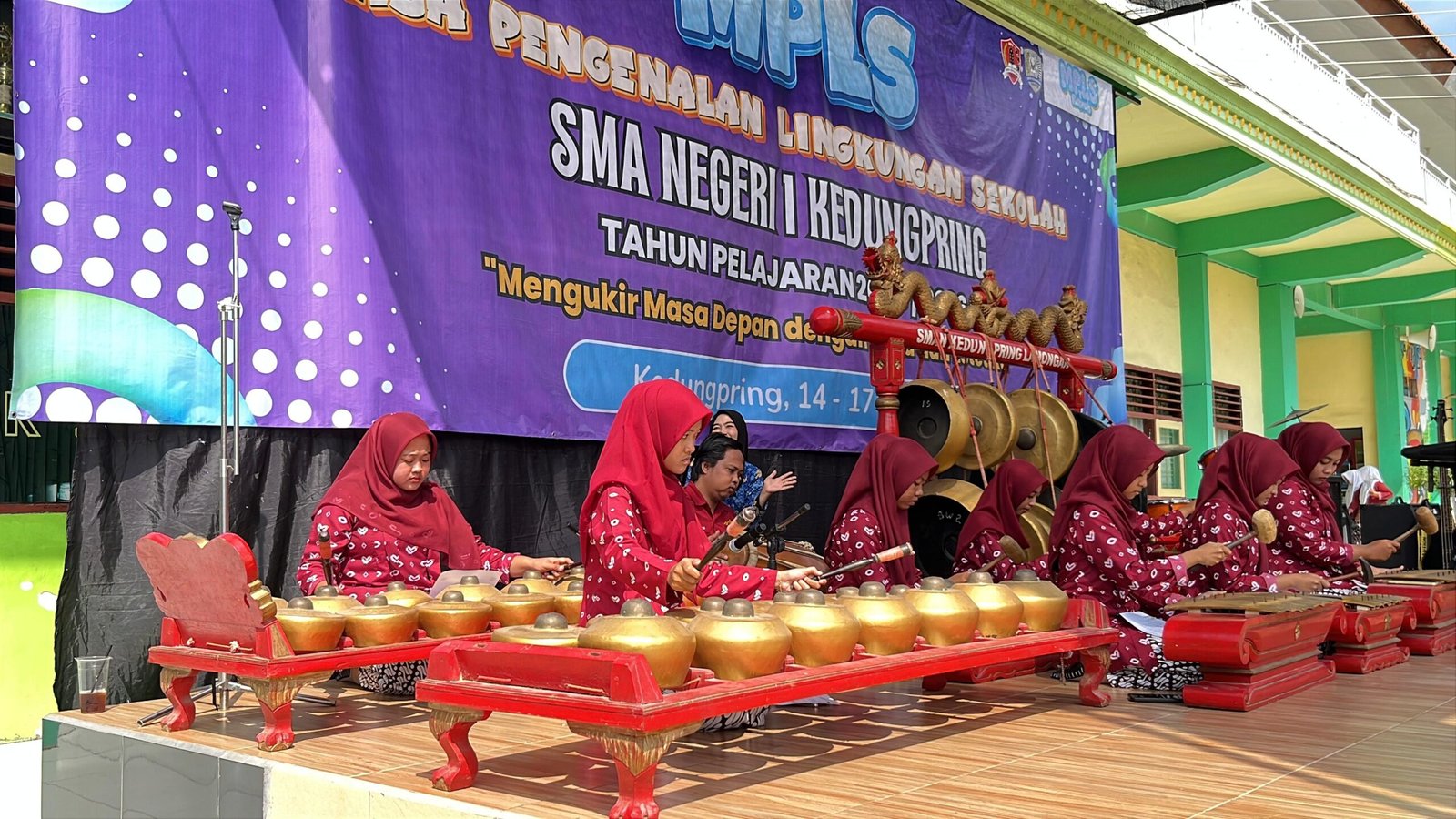 Eksul Karawitan SMAN 1 Kedungpring, Kabupaten Lamongan tampil di sebuah acara pelepasan siswa kelas XII